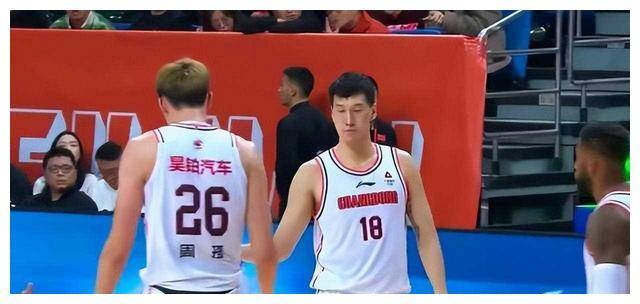 Faker在曼联比赛中重要助攻，战术调整引发热议！(faker这么菜为什么还不退役)